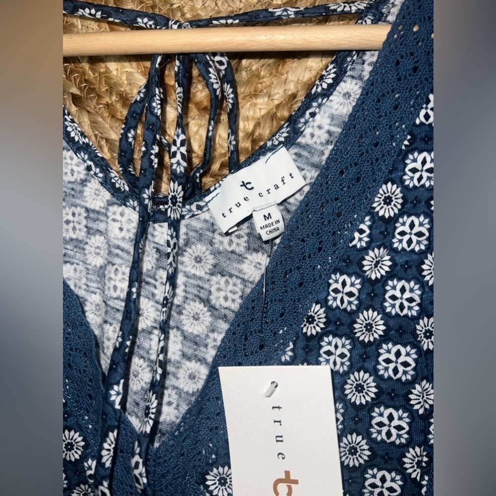 True Craft Junior's Printed V Neck Tank Top,Navy,Flowy,Size M,Brand New,NWT - Picture 3 of 9